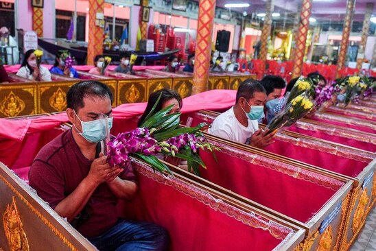 خوابیدن در تابوت و دعا کردن برای خلاصی از شر و بدشانسی