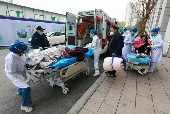 انتقال یک بیمار کرونایی به بیمارستان در شهر "سوینینگ" چین