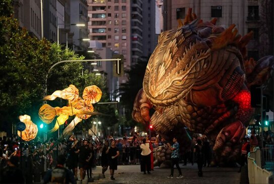 ماکت یک دایناسور در جریان یک کارناوال خیابانی در شهر سانتیاگو شیلی