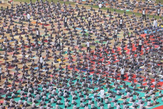 دیدنی های امروز؛ از شورش طرفداران رییس جمهوری سابق برزیل تا کافه شناور حضور 5 هزار دانش آموز هندی در یک یوگا دسته جمعی در استادیومی در چنای هند/ زوما