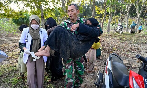 دیدنی های امروز؛ از شورش طرفداران رییس جمهوری سابق برزیل تا کافه شناور نیروی اندونزیایی در حال کمک به یک پناهجوی بیمار "روهینجایی"