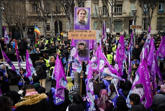 دیدنی های امروز؛ از شورش طرفداران رییس جمهوری سابق برزیل تا کافه شناور اعتراضات در دهمین سالمرگ 3 زن کرد (ترکیه ای ) در شهر مارسی فرانسه