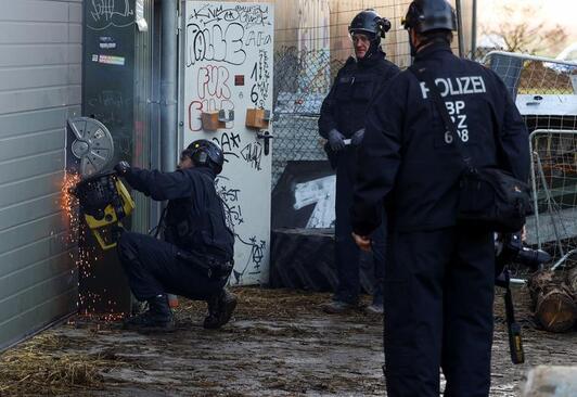 حمله پلیس آلمان به منظور جمع آوری اردوگاه فعالان محیط زیست