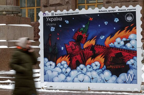 دیدنی های امروز؛ از سال نو چینی تا جنگ اوکراین دیوارنگاره ای از نابودی و آتش گرفتن کاخ کرملین مسکو در شهر کی یف اوکراین