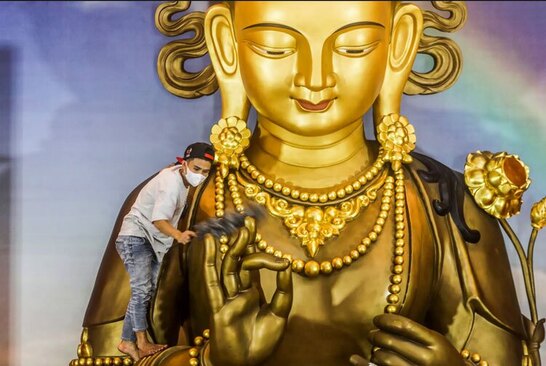 دیدنی های امروز؛ از سال نو چینی تا جنگ اوکراین تمیز کردن مجسمه بودا در آستانه سال نو چینی