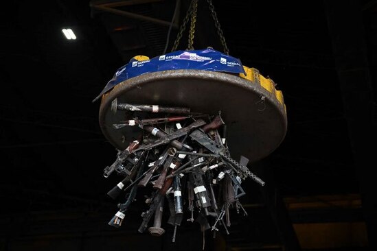 دیدنی های امروز؛ از سال نو چینی تا جنگ اوکراین کشف و ضبط هزاران قبضه سلاح از گروه های خلافکار کلمبیایی