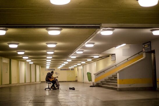 دیدنی های امروز؛ از سال نو چینی تا جنگ اوکراین یک نوازنده خیابانی در ایستگاه مترو شهر بوداپست مجارستان