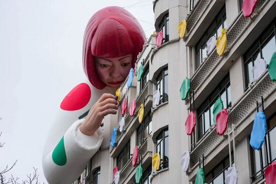 دیدنی های امروز؛ از سال نو چینی تا جنگ اوکراین نصب مجسمه یک هنرمند ژاپنی روی شعبه فروشگاه برند "لویی ویتون" در شهر پاریس فرانسه