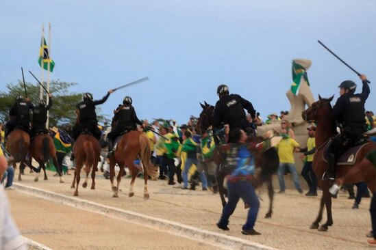 درگیری پلیس ضدشورش برزیل با طرفداران معترض ژائیر بولسونارو رییس جمهوری سابق برزیل/ خبرگزاری فرانسه
