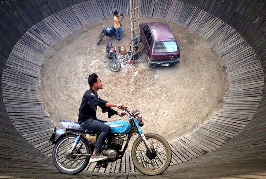 نمایش موتورسوار بنگلادشی روی دیوار مرگ