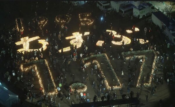 حضور مردم ژاپن در گردهمایی بیست و هشتمین سالگرد فاجعه زلزله شدید شهر کوبه ژاپن