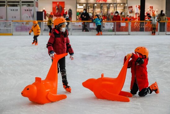بازی کودکان در یک پیست اسکیت روی یخ در شهر پکن