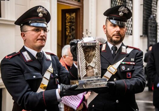 بردن پیراهن یک قاضی ایتالیایی که در سال 1990 و در صبح روز ترورش به فرمان رییس مافیا ایتالیا، به تن داشت