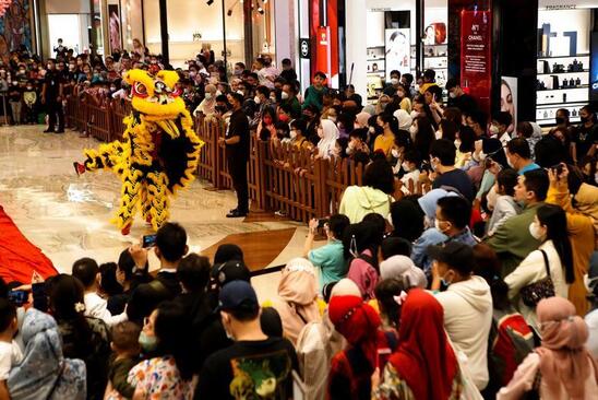 اجرای رقص اژدها در یک مرکز خرید در شهر جاکارتا اندونزی 