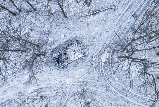 یک تانک منهدم شده در یک جنگل برفی در حومه شهر خرسون اوکراین