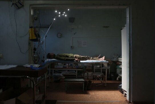 مداوای سرباز زخمی ارتش اوکراین در بیمارستانی در منطقه دونتسک