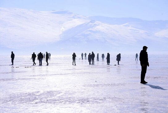 قدم زدن روی دریاچه یخزده «چیلدیر» در «کارس» ترکیه