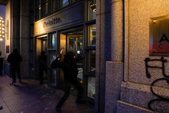 تظاهرات و آشوب در اعتراض به قتل یک شهروند آمریکایی