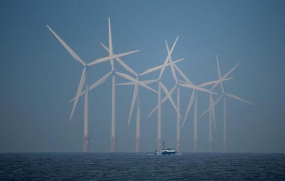 توربین های بادی در ساحل برایتون انگلیس