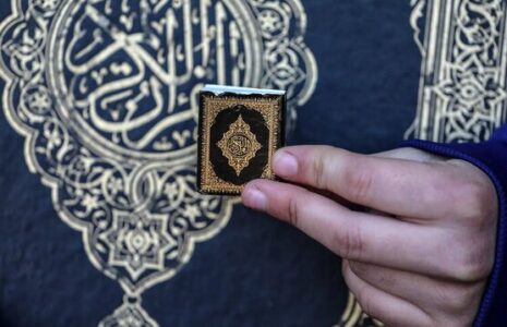 هتک حرکت مجدد قرآن کریم در سوئد اعتراض فلسطینی ها در نوار غزه به هتک حرمت قرآن از سوی یک سیاستمدار راستگرای افراطی سوئد