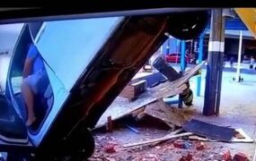 سقوط یک خودرو روی سر مادر و نوزادش