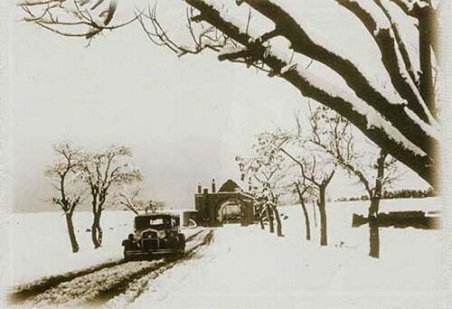 دروازه شمیران تهران در یک روز برفی سال ۱۳۲۷