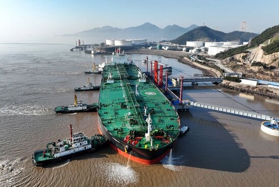 دیدنی های امروز؛ از سالمرگ گاندی تا نجات پناهجویان آفریقایی یدککشها یک نفتکش را به سمت پایانه تخلیه در بندر «ژوشان» چین