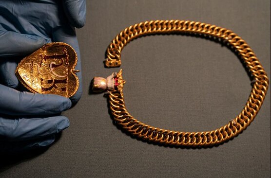 دیدنی های امروز؛ از سالمرگ گاندی تا نجات پناهجویان آفریقایی زنجیر و آویز تازه کشف شده هنری هشتم (پادشاه اسبق انگلیس)