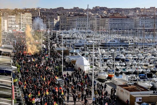 اعتصاب همگانی و تظاهرات بزرگ مخالفان طرح افزایش سن بازنشستگی