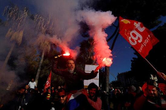 تظاهرات اعضای اتحادیه های کارگری فرانسه علیه طرح افزایش سن بازنشستگی