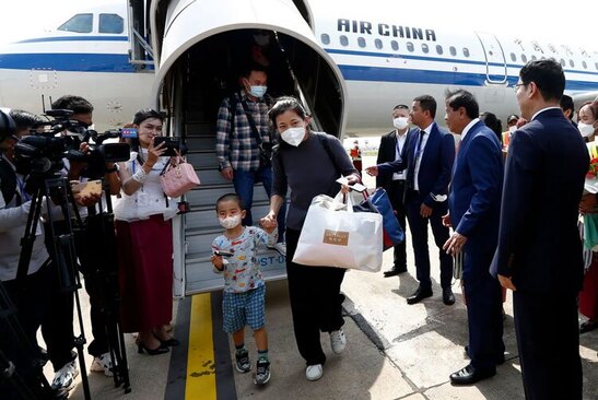 استقبال وزیرگردشگری کامبوج از گردشگران چینی در فرودگاه شهر «پنوم پن»