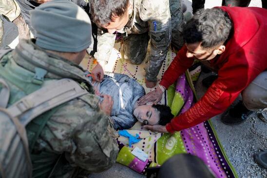 بیرون کشیدن یک کودک 8 ساله مهاجر سوری از زیر آوار زلزله در شهر هاتای ترکیه