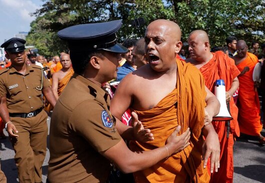 تظاهرات اعتراضی راهبان بودایی در مقابل پارلمان سریلانکا در شهر کلمبو