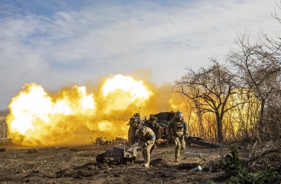 نیروهای اوکراین در حال شلیک گلوله های ضدتانک در جبهه نبرد در دونتسک
