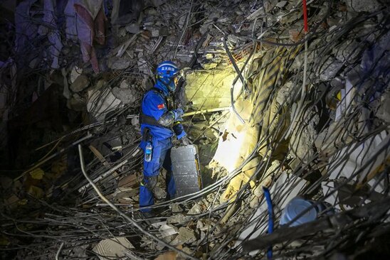 تلاش امدادگران برای بیرون کشیدن افراد زیر آوار زلزله در شهر آدی یامان در جنوب ترکیه