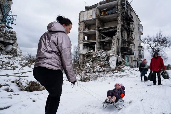 دیدنی های امروز؛ از وضعیت زلزله زده ها تا بزرگ ترین مجسمه مرمری بودا بازی در برف در شهر جنگزده ایزیوم اوکراین