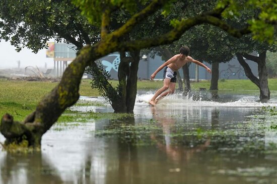 دیدنی های امروز؛ از وضعیت زلزله زده ها تا بزرگ ترین مجسمه مرمری بودا موج سواری روی سیلاب توفان گابریل در نیوزیلند