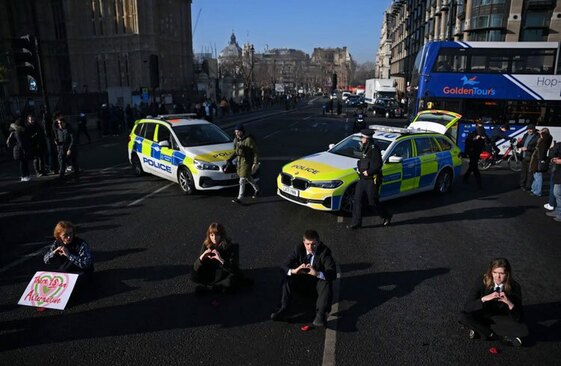 دیدنی های امروز؛ از وضعیت زلزله زده ها تا بزرگ ترین مجسمه مرمری بودا بستن یک خیابان لندن در اعتراضات فعالان حقوق حیوانات