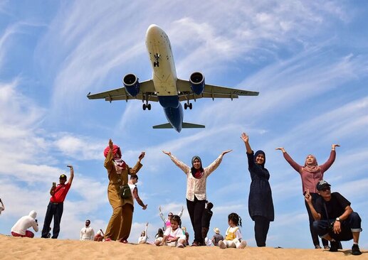 دیدنی های امروز؛ از وضعیت زلزله زده ها تا بزرگ ترین مجسمه مرمری بودا عکس گرفتن گردشگران جزیره تفریحی پوکت تایلند زیر یک هواپیمای در حال فرود در فرودگاه بین المللی پوکت