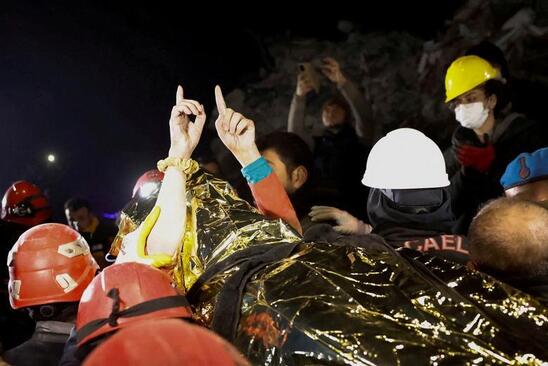 بیرون کشیدن افراد زنده از زیر آوار زلزله در روز نهم پس از زلزله مهیب اخیر