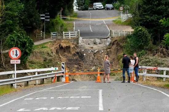 پلی تخریب شده در اثر توفان گابریل در نیوزیلند