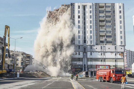 تخریب یک ساختمان 12 طبقه آسیب دیده از زلزله در کایسری ترکیه