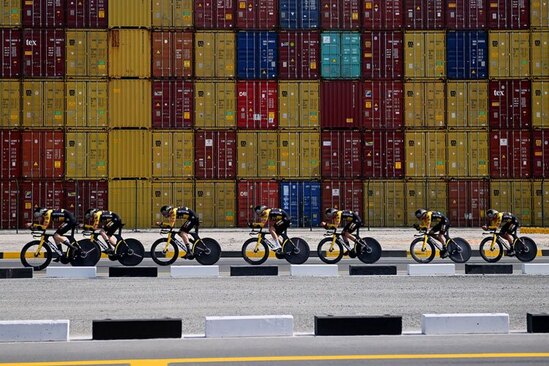 عبور دوچرخه سواران مسابقات تور امارات از بندر خلیفه