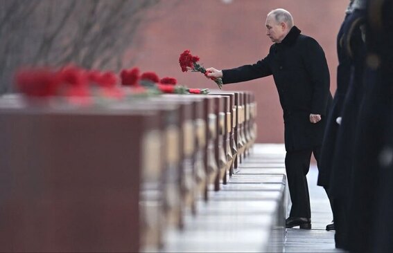 ولادیمیر پوتین در مراسم روز مدافع میهن در باغ الکساندر کرملین