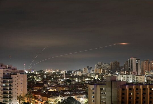 رهگیری یک راکت شلیک شده از غزه در شهر بندری عسقلان اسراییل