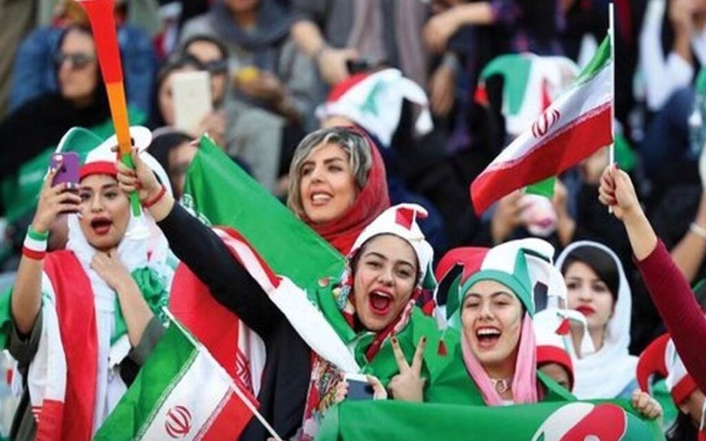 تاج حضور بانوان طبقه دوم ورزشگاه آزادی