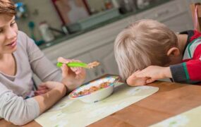 راه حل های مقابله با غذا نخوردن کودک