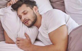 چه کسانی نباید بدون بالش بخوابند؟