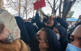 والدین مقابل فرمانداری قم مسمومیت