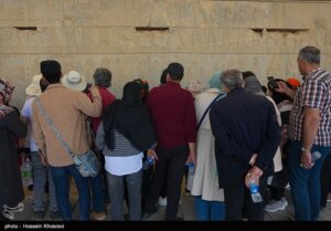 مسافران نوروزی در تخت جمشید و نقش رستم